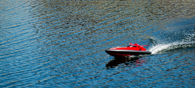 red rc boat