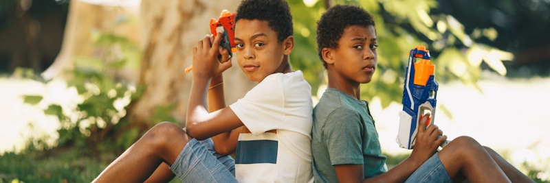 brothers with nerf guns